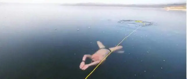 In apnea sotto al lago ghiacciato, l'impresa di Petr Kapoun
