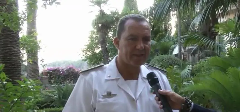 Sbarchi, il piano dell'ammiraglio: "Stop Ong e blocco navale: così si ferma il traffico di migranti"