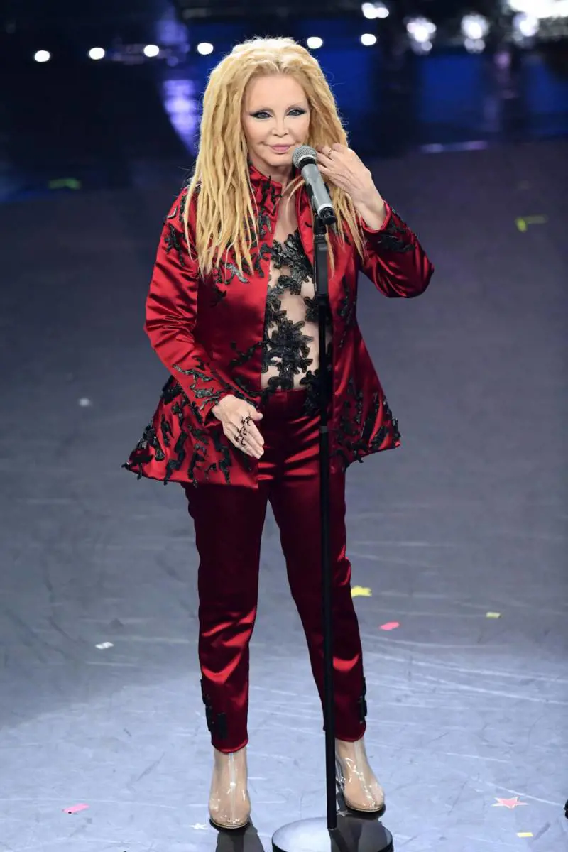 Sanremo, Patty Pravo osa con il look. "Trasparenze" sotto il tailleur