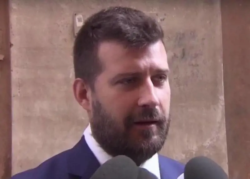Sindaco leghista riavvia i corsi. Ma la Azzolina gli nega le aule