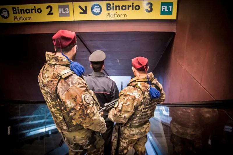 Roma, romeno molesta una donna e aggredisce i militari