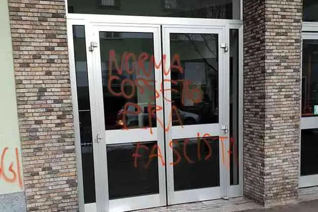 Foibe, proietta "Red Land" e gli anarchici gli danneggiano il cinema
