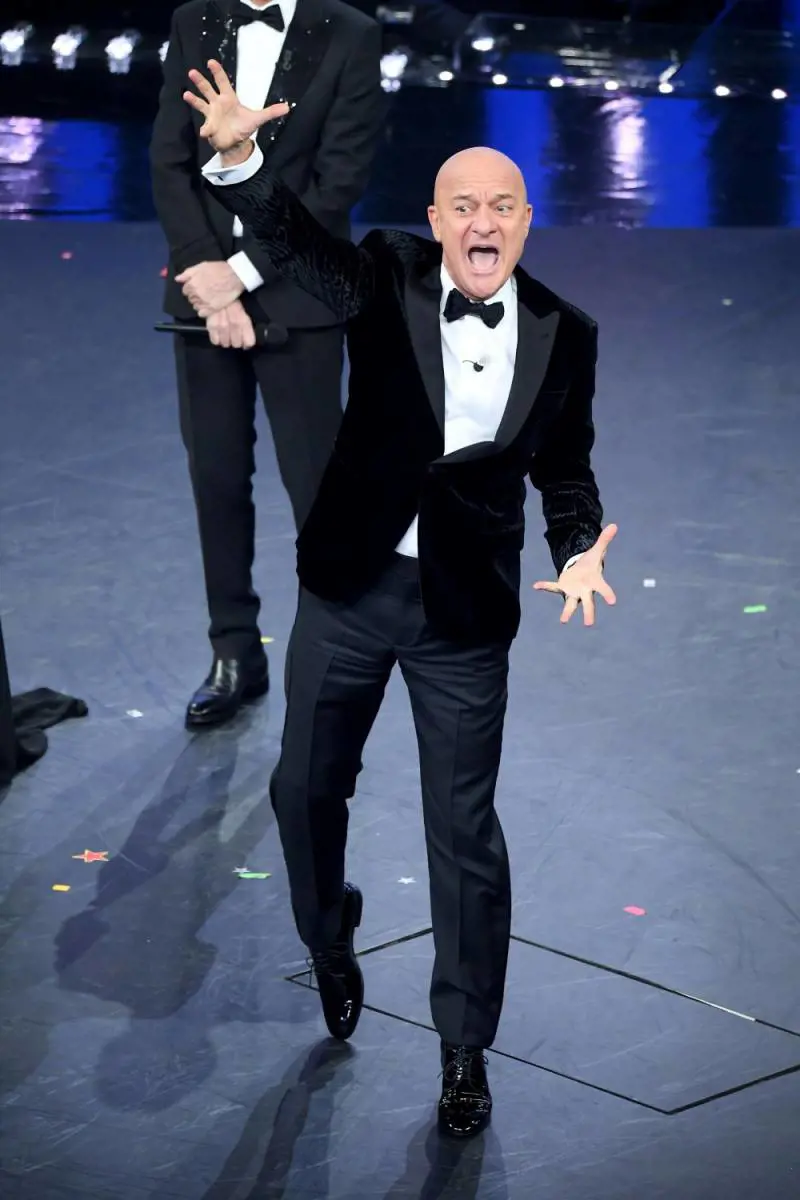 Sanremo, Bisio rimbrotta i social e legge i tweet (sgrammaticati) in diretta