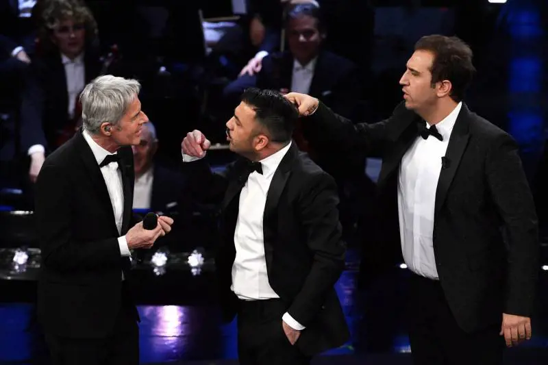 Sanremo, Pio e Amedeo all'ex di Baglioni: "Ormai ha la pancera". E lei si mostra nuda