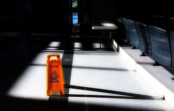 Assisi, marocchino molesta donna in stazione e si spoglia davanti ai carabinieri