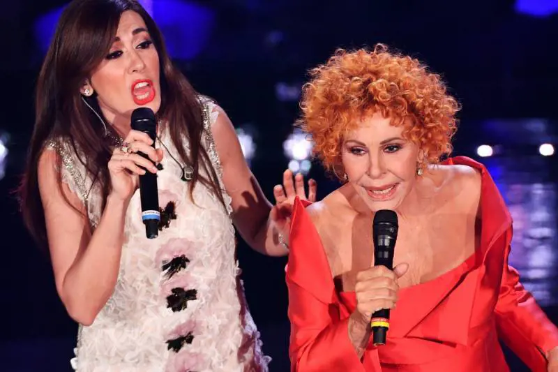 Lo show della Vanoni. La parolaccia in diretta. Poi: "Sono qui "aggratis"