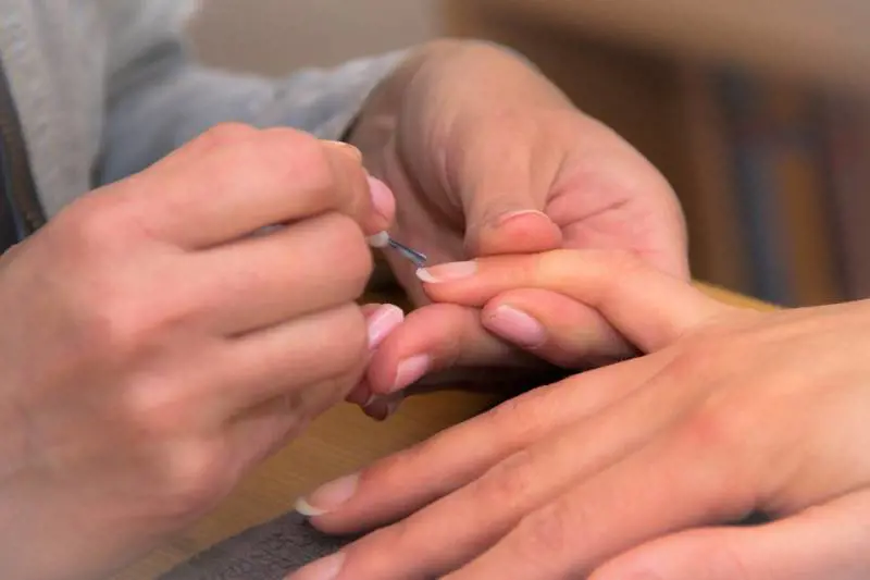Mangiarsi le unghie: le motivazioni psicologiche