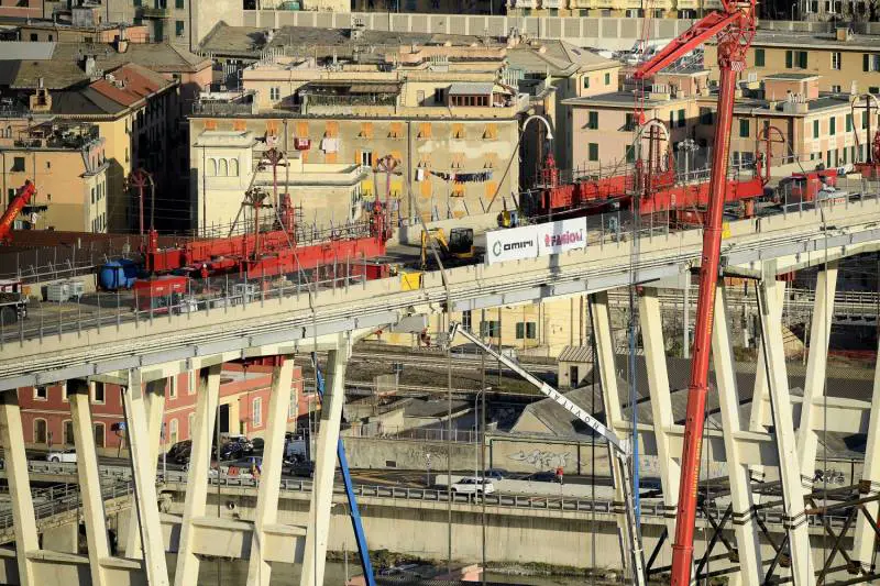 Demolito il ponte, la ricostruzione tarda