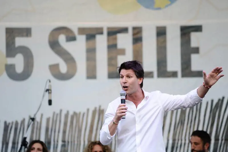 "Parlano ad analfabeti". Attacco choc del grillino a Salvini e Meloni