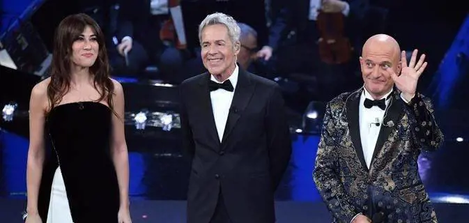 Sanremo, Bisio pronuncia una frase vietata: "Si può dire che è una bella canzone?"