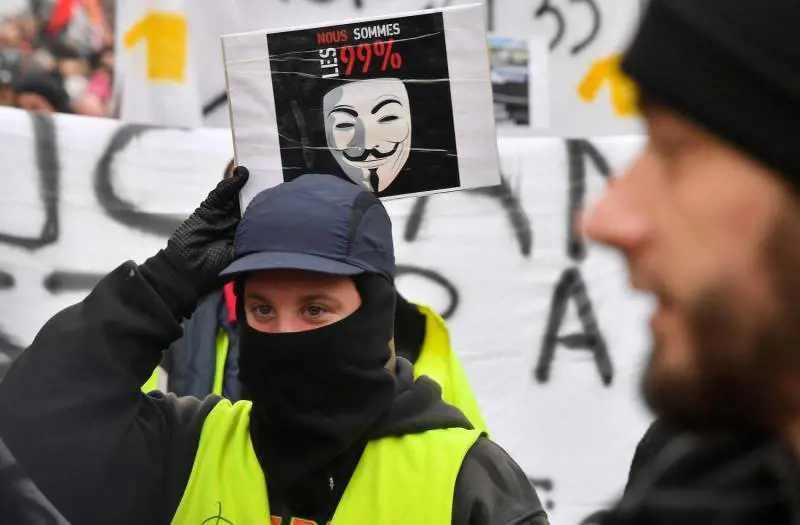 Gilet gialli, a Parigi manifestante perde una mano per un lacrimogeno