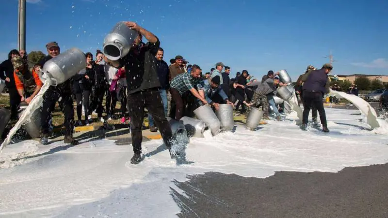 Latte, ipotesi d'accordo sui 72 centesimi al litro