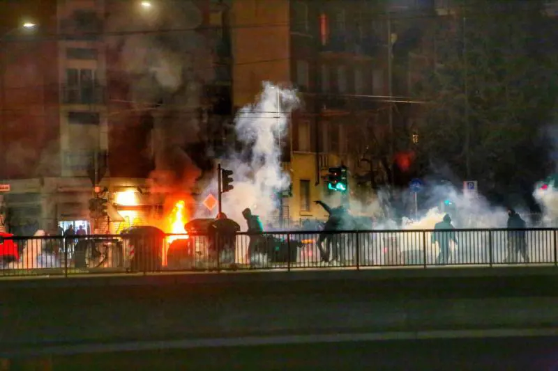 Gli anarchici devastano Torino
