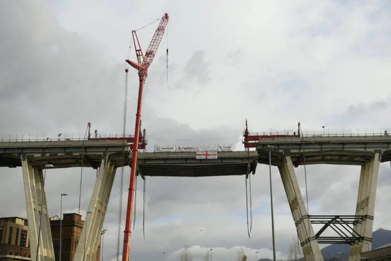 Ponte Morandi, dopo dieci ore la trave tampone ha toccato il suolo