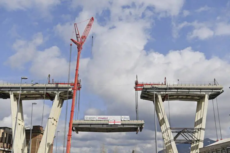 Ponte Morandi, iniziato l'abbattimento delle case sfollate sotto il viadotto