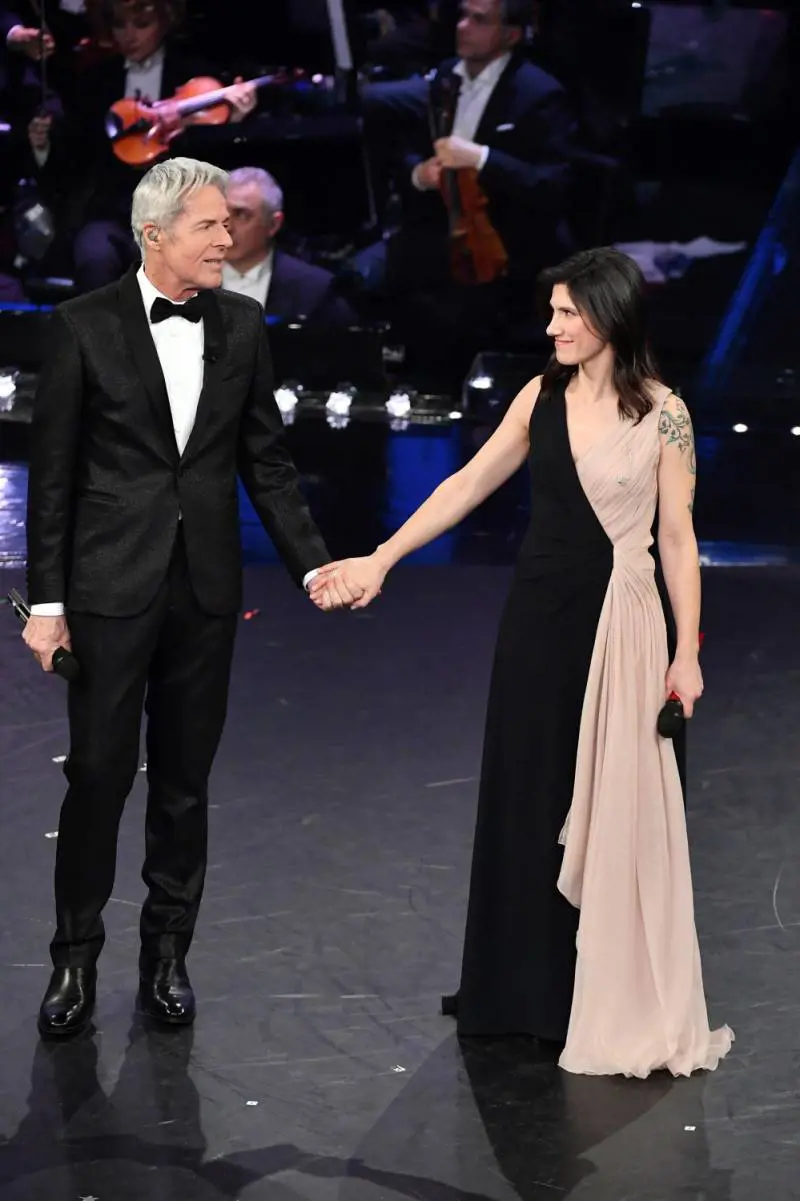 Elisa commuove l’Ariston con l’omaggio a Tenco