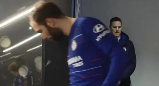 Higuain stizzito sputa nel tunnel dell'Etihad Stadium. Polemica in Inghilterra