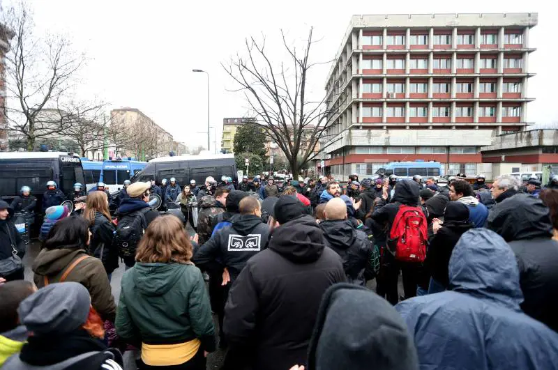 Sputare al poliziotto (in borghese) non è reato