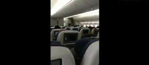 Londra, l'aereo non riesce ad atterrare per una tempesta e le forti raffiche di vento