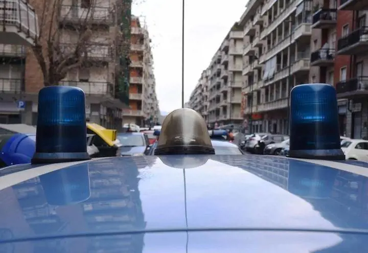 Scippano il cellulare a un turista: arrestati due stranieri