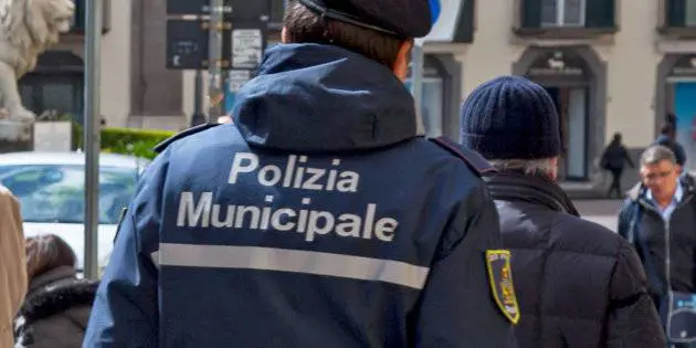Palermo, auto contro barriere del corso: vigile eroe evita strage