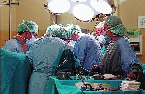 Testimoni di Geova negano la trasfusione alla figlia: salvata dal giudice e dai medici