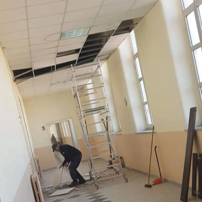 Scuole a pezzi: a Napoli crolla controsoffitto al Fermi-Gadda