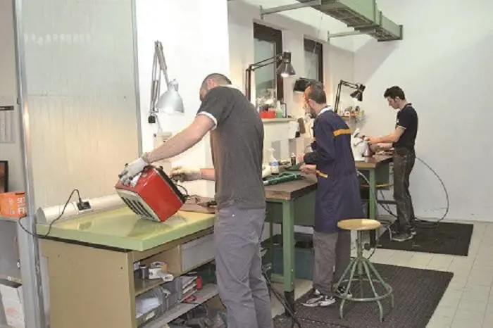 Non trova manodopera e decide di formare i propri dipendenti nelle scuole