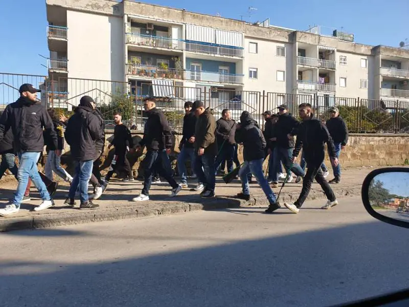 Cardito, con spranghe e fumogeni fuori allo stadio: disordini prima della partita 