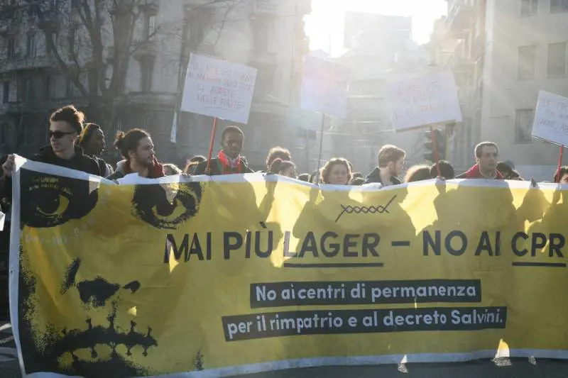 Migranti, centri sociali in piazza bruciano 'decreti di espulsione'