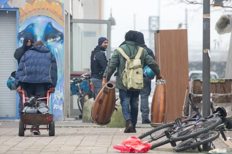 Milano, polizia e carabinieri sgomberano il centro sociale Corvaccio a Corvetto