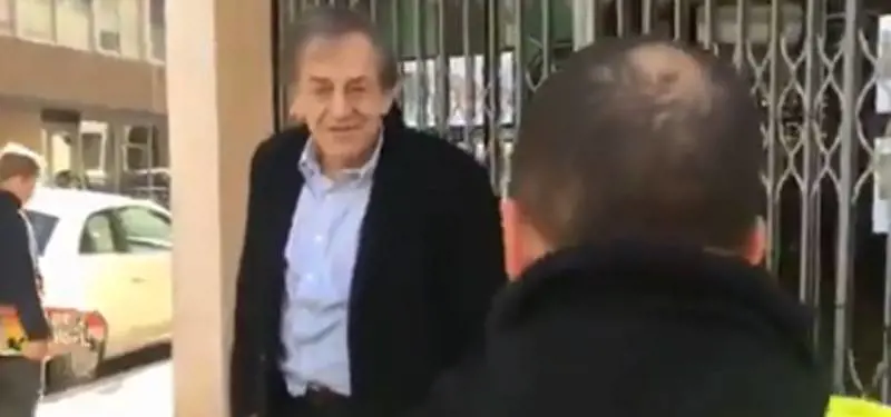 L'allarme di Finkielkraut: "Gli islamisti vogliono conquistare la Francia"