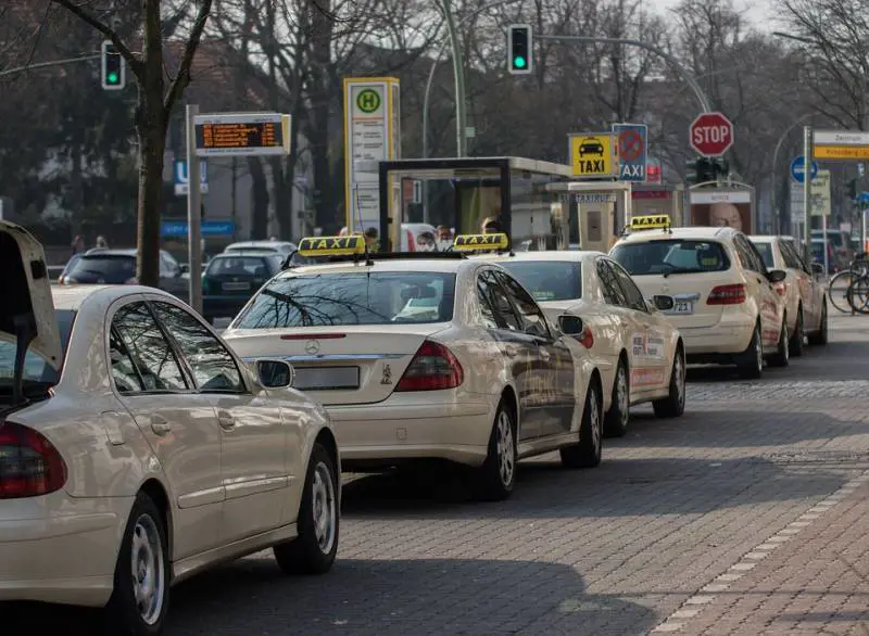 "Puzzi troppo". E viene bandito dalla società di taxi di cui era cliente