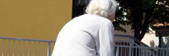 Ascolta Radio Maria a tutto volume: minacce e botte dal vicino di casa