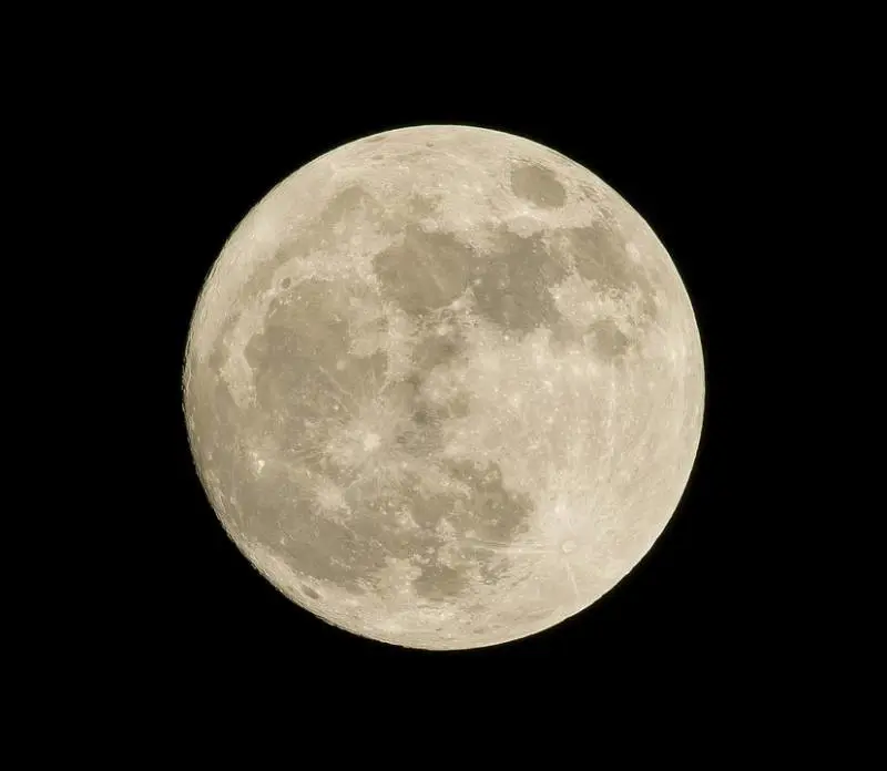 Naso all’insù per vedere la Superluna