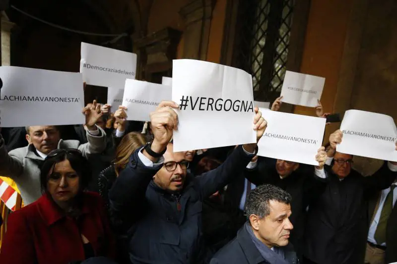 Il Pd protesta coi 5 Stelle, Giarrusso mima le manette