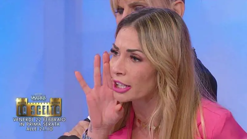 Uomini e Donne, scontro tra Ida, Riccardo e Roberta: "Io ti rovino"
