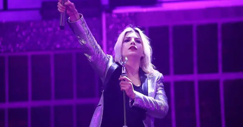 Emma scatena la polemica in concerto: "Aprite i porti!"