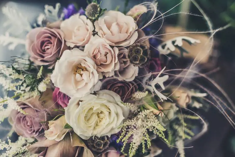 Al matrimonio si pestano per il bouquet 