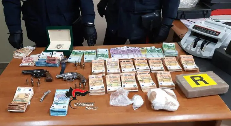 Napoli, nascondevano armi, droga e gioielli in un vano segreto 