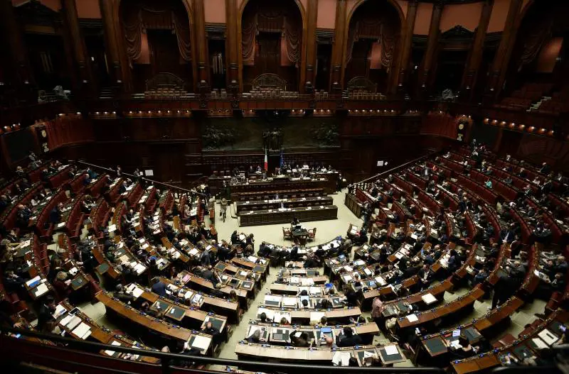C'è il primo sì della Camera al taglio dei parlamentari. E il Pd prepara il conto