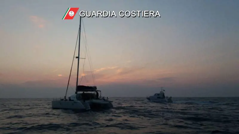 Santa Maria di Leuca, catamarano rischia di affondare