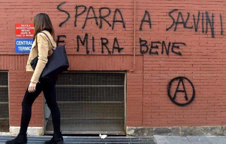 L'ennesima minaccia choc: "Spara a Salvini e mira bene"
