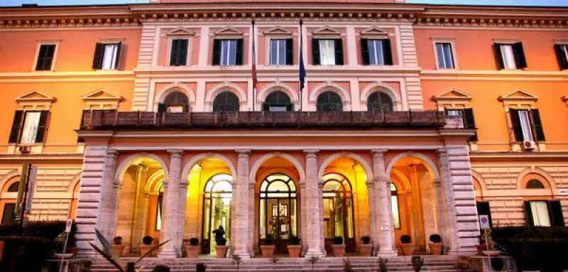 Aggredì e pestò clochard con estintore: arrestato vigilante del Policlinico