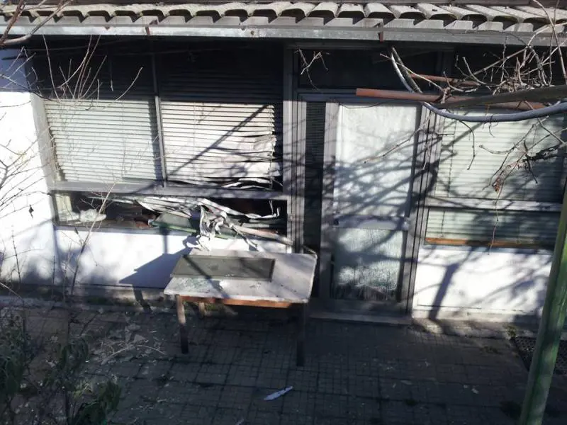 Bomba contro il centro sociale. Antagonisti incolpano Salvini, ma è stato il vicino