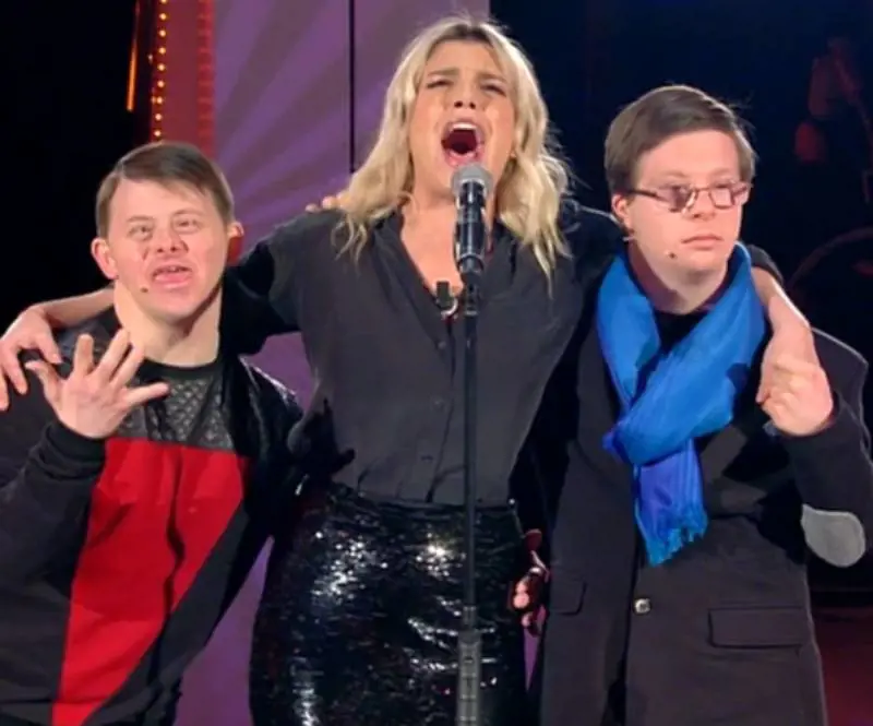 Emma Marrone canta con due ragazzi con la sindrome di Down, il post: "Sono due elettori Pd"