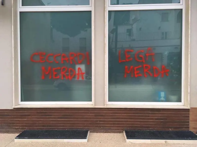 Le scritte ingiuriose sulle vetrate del ristorante