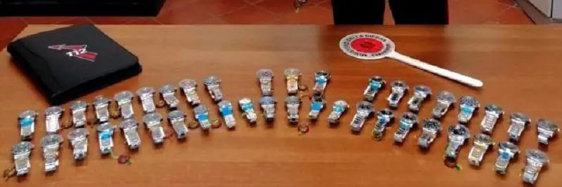 Deteneva 46 rolex falsi, denunciato 63enne napoletano