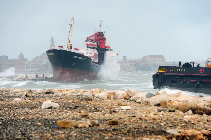 Bari, nave incagliata. Indagato il comandante del mercantile turco