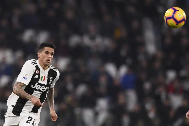 "Al Fantacalcio fai schifo". Ira Cancelo sul tifoso: "Ma vaff..., non me ne frega un c..."